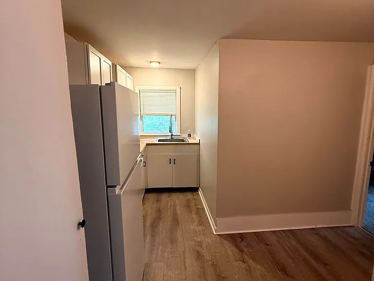 27 E Crescent St — Photo 2