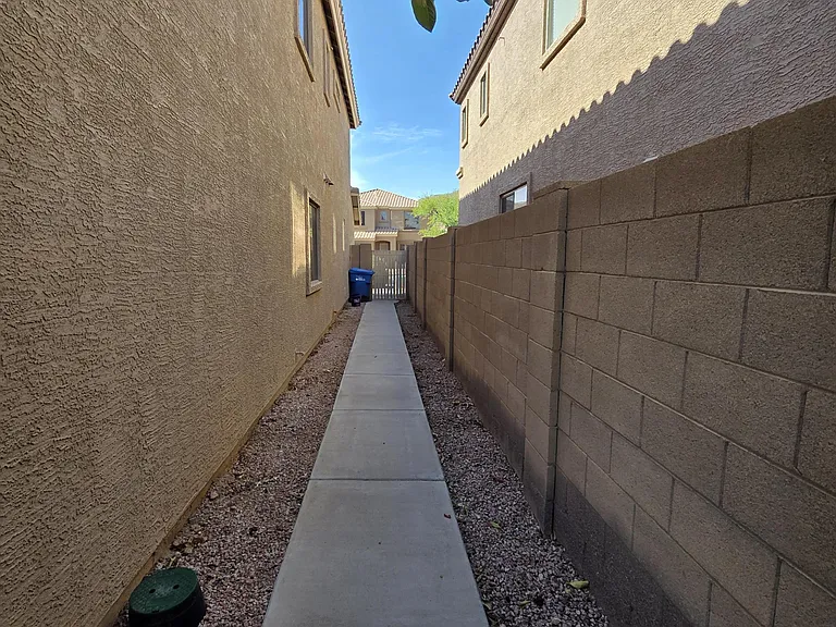 2709 W Redwood Ln — Photo 34