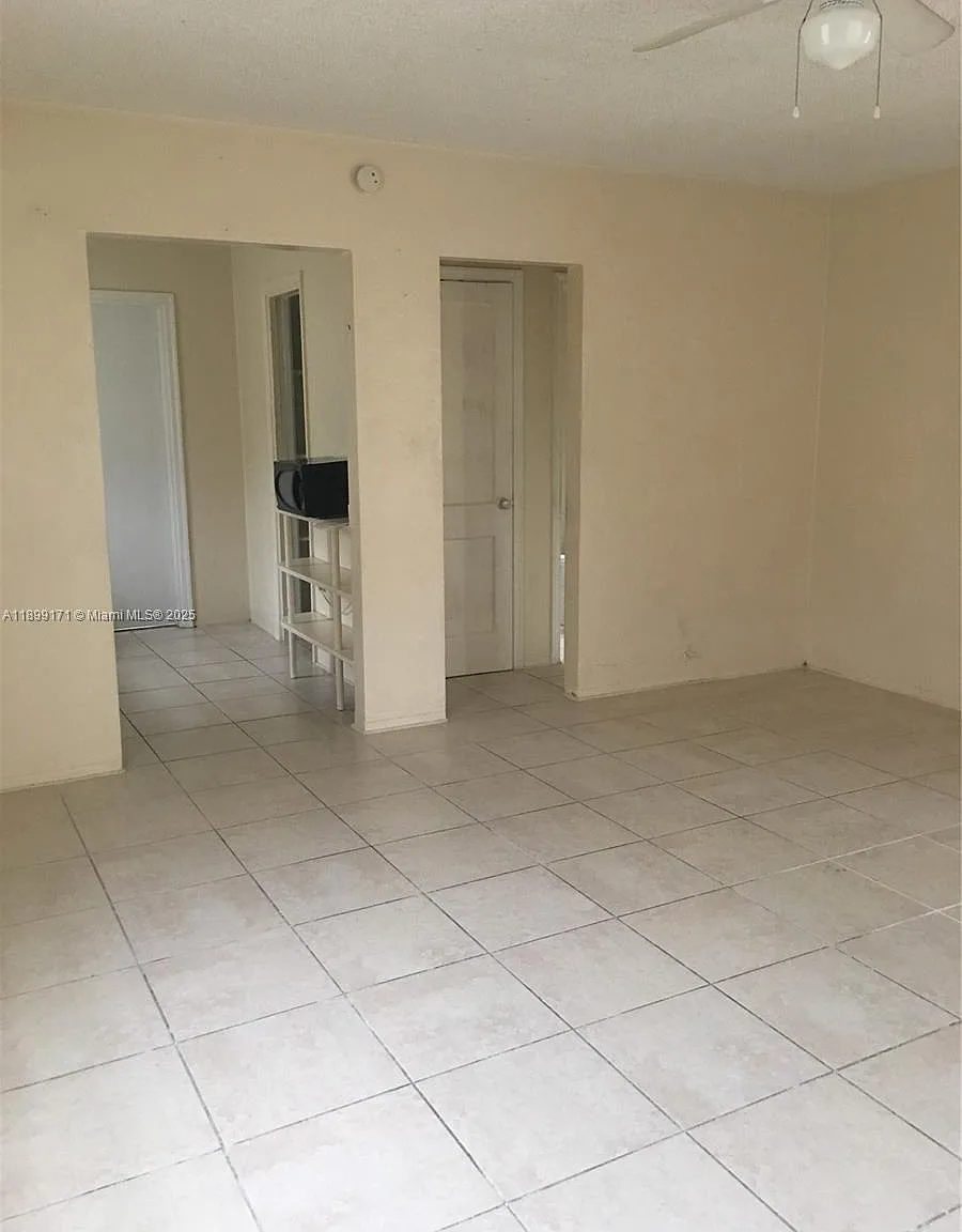Broward Manor Of Hollywoo — Photo 3