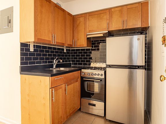 4th image of 204 W 14th St APT 6A