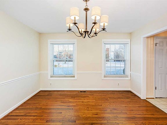 3rd image of 7701 Fox Trail Ln
