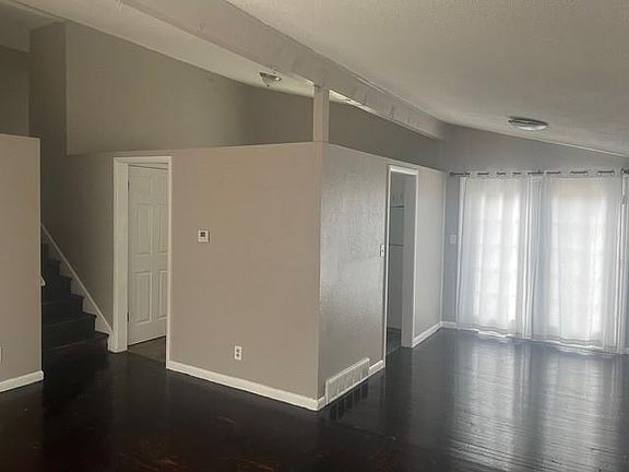 3rd image of 5270 Spruce Ave