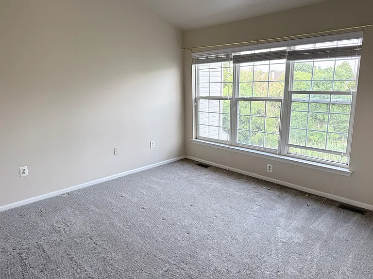 921 Bentley Ct — Photo 12