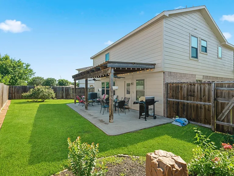 9426 Coatsworth Dr — Photo 10