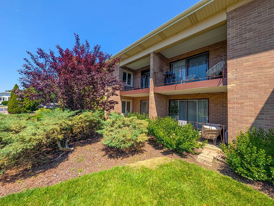 483 N Larch Ave #204W