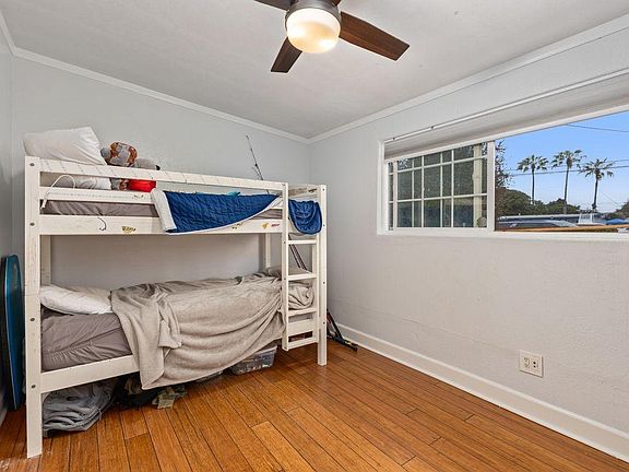 3rd image of 924 Holly Ave