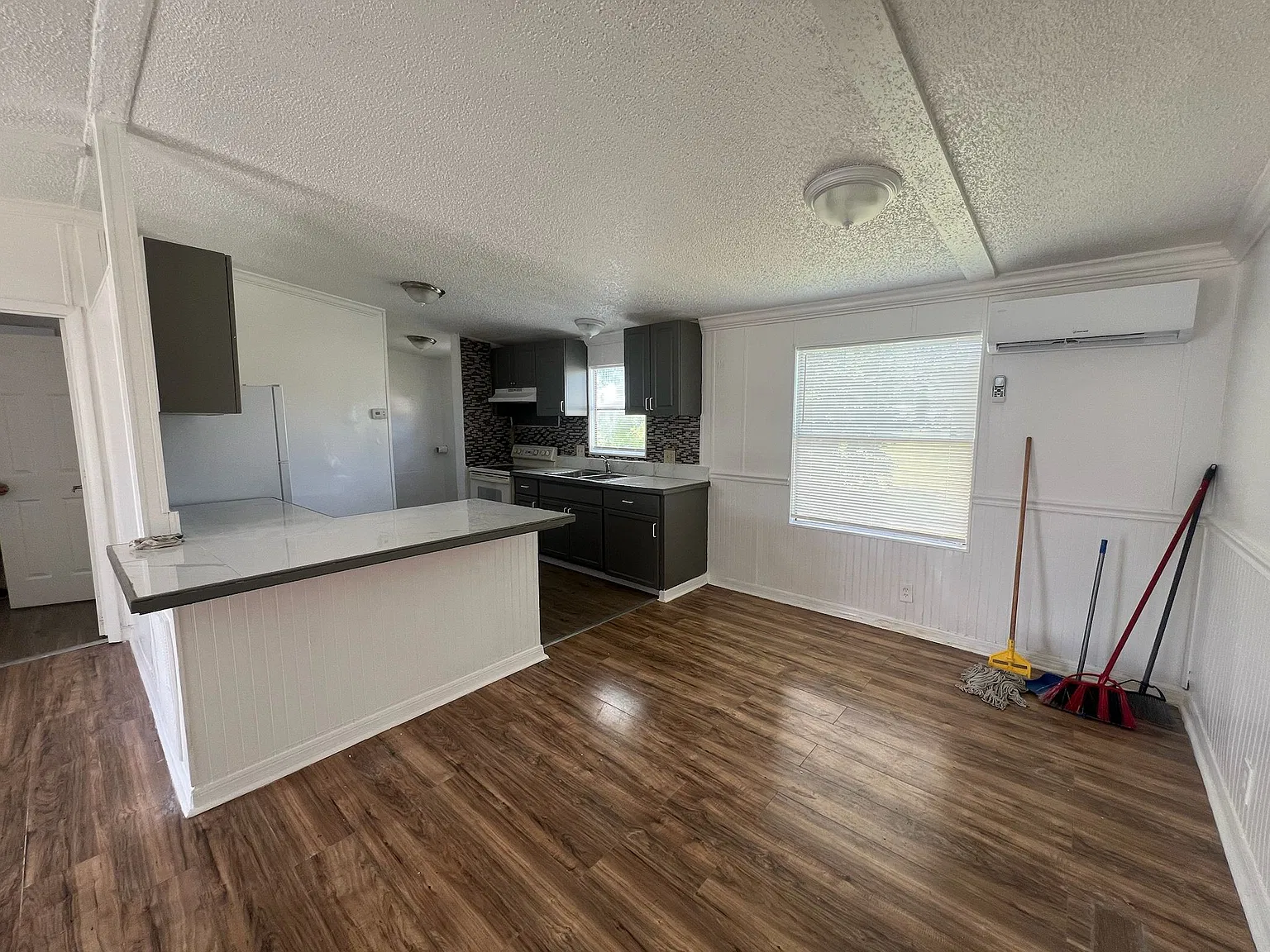 3 bed, 1056 sqft, $1,100 — Photo 2