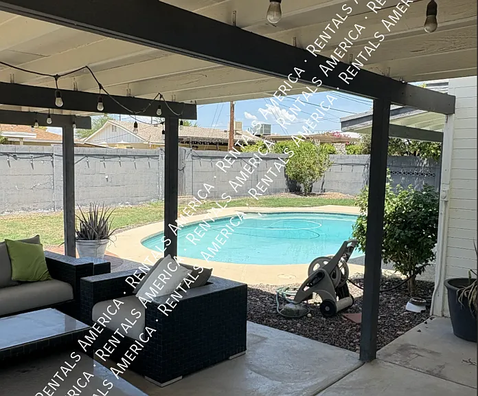 2110 W Greenbriar Dr — Photo 3