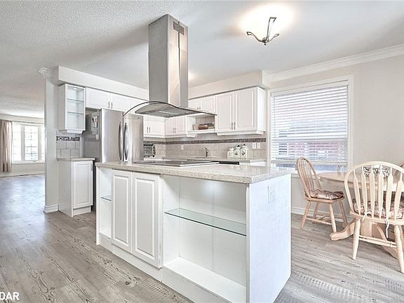 5th image of 486 Ferndale Dr N