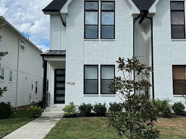 902B Knox Ave — Photo 2
