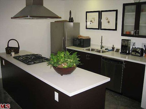 4th image of 611 N Bronson Ave APT 3