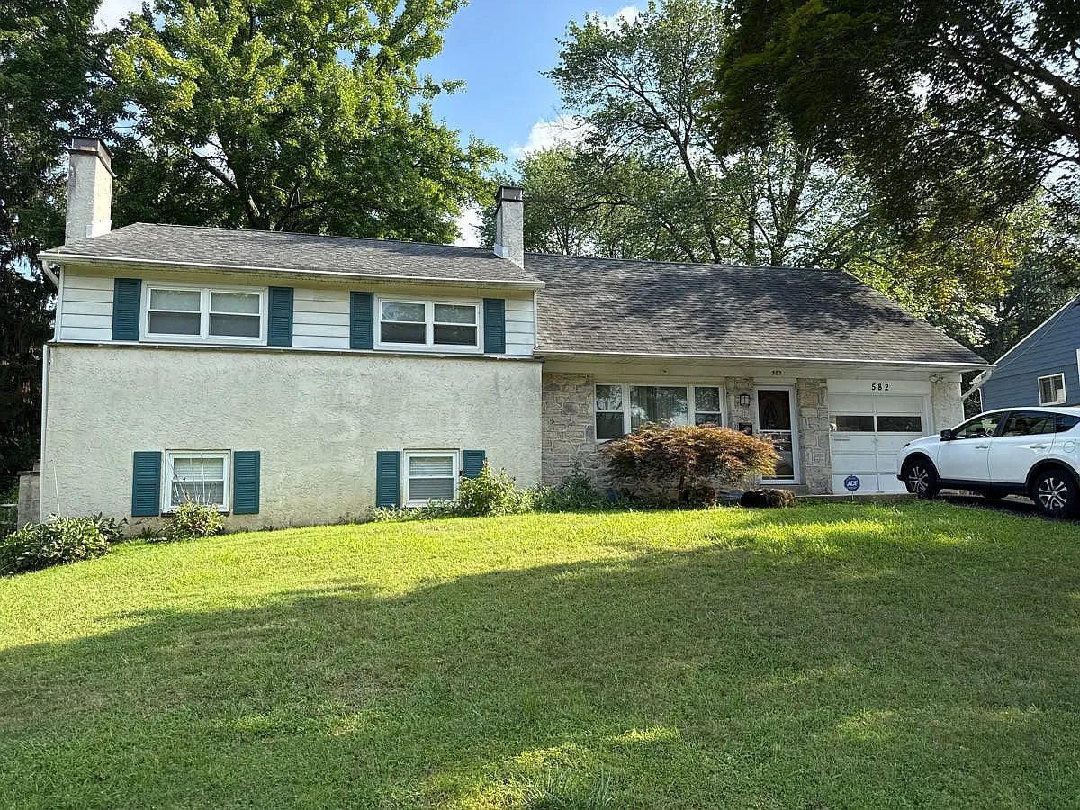 582 Charles Dr photo 1