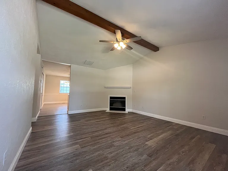 911 Terrace Ct — Photo 3