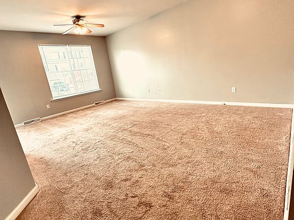 33 Sara Ln - Living Room
