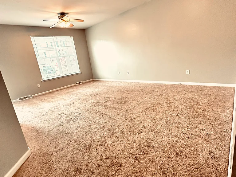 33 Sara Ln - Living Room