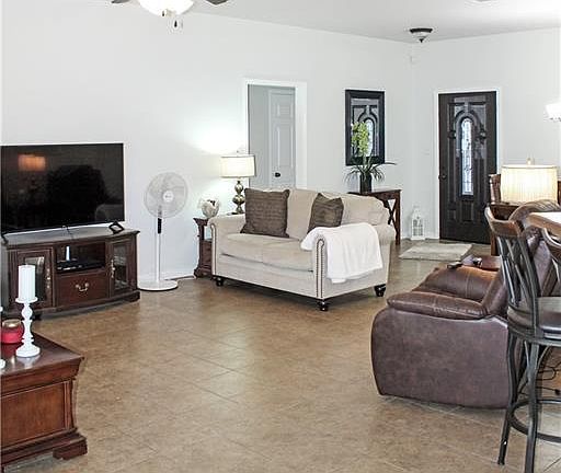 3rd image of 40016 Sugarberry Dr