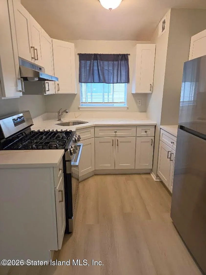2 bed, 1.0 bath, 1800 sqft, $2,350 — Photo 2