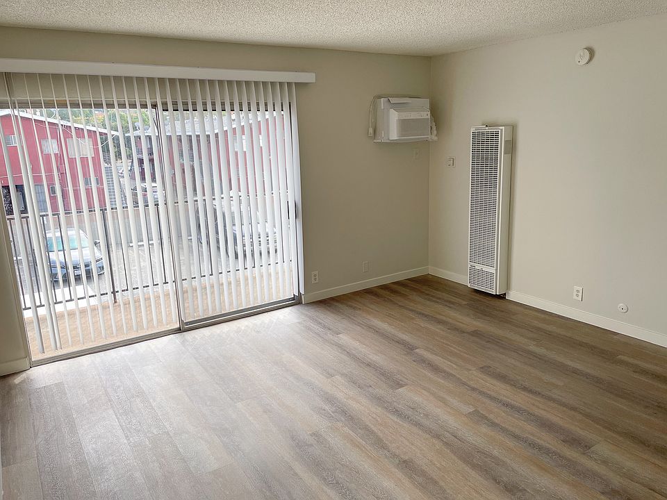 Nice step-out balcony that brings in a lot of natural light.