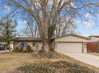 37340 Castleton Dr, Sterling Heights, MI 48312