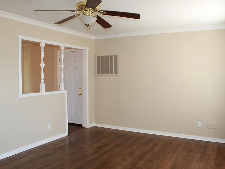 207 E Rickenbacker Dr — Photo 2