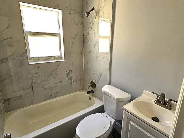1142 SW 4th St #15 — Photo 7