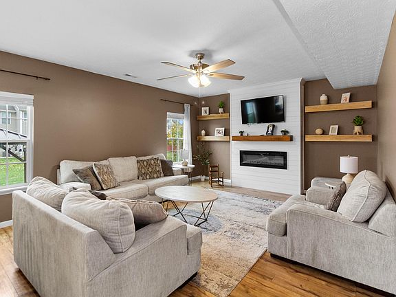 3rd image of 223 Harmony Dr