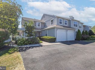 696 Rose Hollow Dr, Morrisville, PA 19067