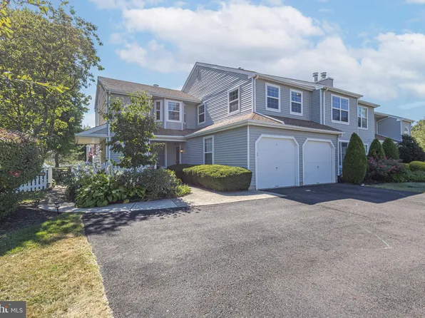 696 Rose Hollow Dr, Morrisville, PA 19067