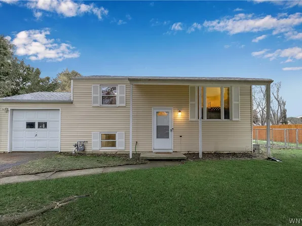 1007 Bonnie Lake Dr, Alden, NY 14004