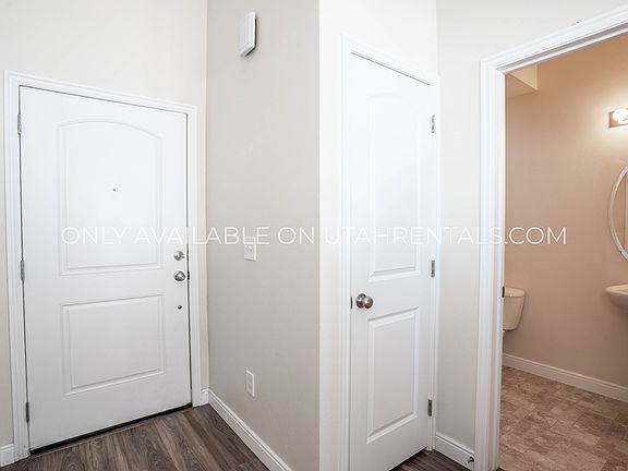 4th image of 3228 W Desert Lily Dr