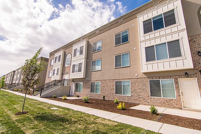 1st image of 768 W 500th St N #102