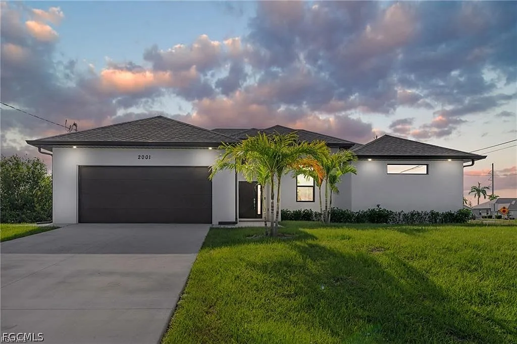 3 bed, 2.0 bath, 1887 sqft, $2,300 — Photo 1