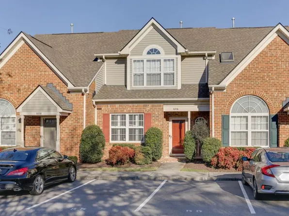 606 W Lake Cir, Chesapeake, VA 23322