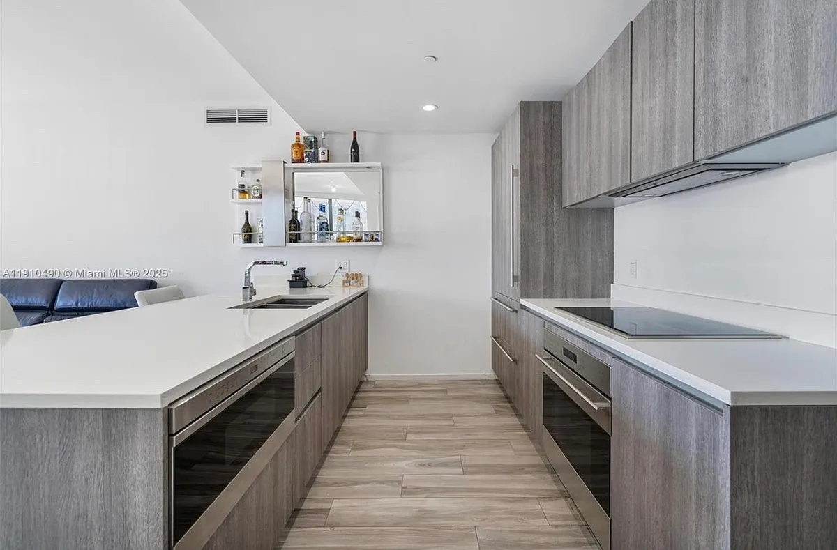 Building Photo - 801 S Miami Ave #4104