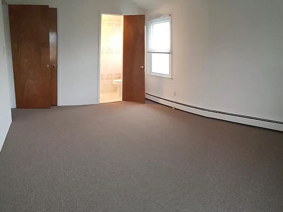 Master BR w/Bath and walk-in closet