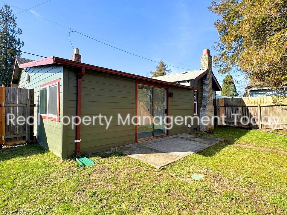 1st image of 330 1/2 4th St SE