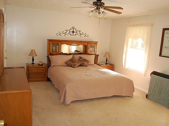 2nd image of 702 Oak Knoll Dr
