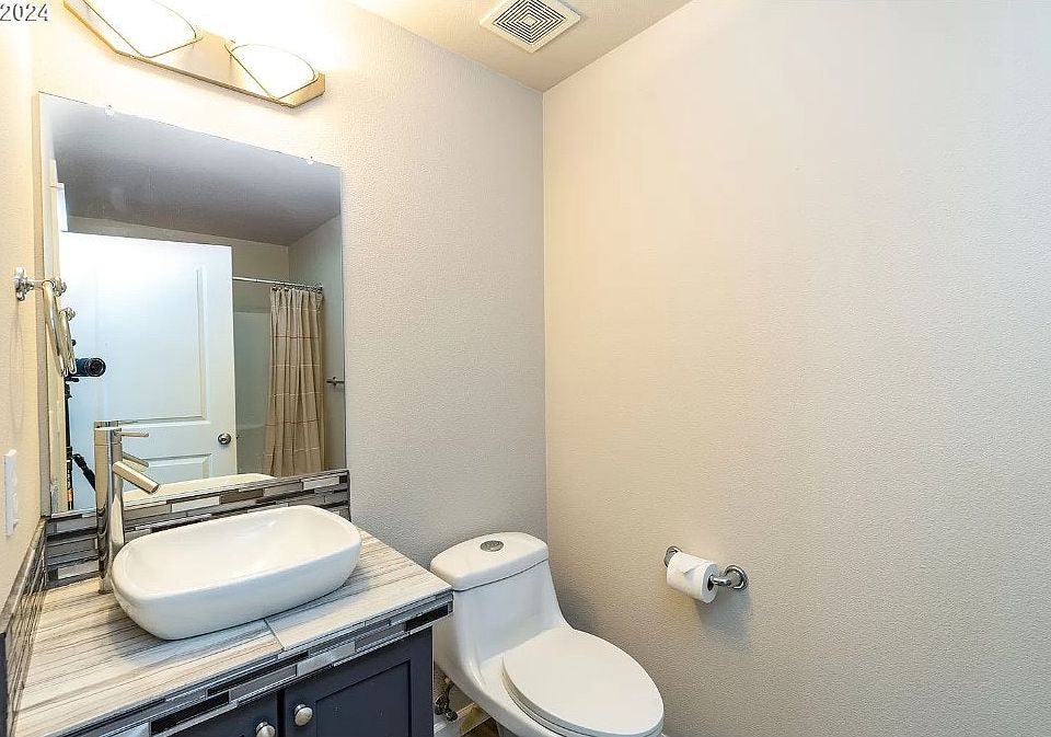 Level 1 ensuite bath.