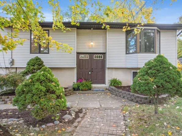 1639 Mercedes St, West Bloomfield, MI 48324