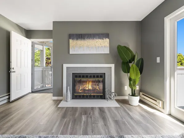 240 Marina Lakes Dr, Richmond, CA 94804
