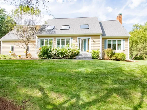 11 Weymouth Drive, Bedford, NH 03110