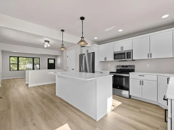 712 20th St NW, Minot, ND 58703