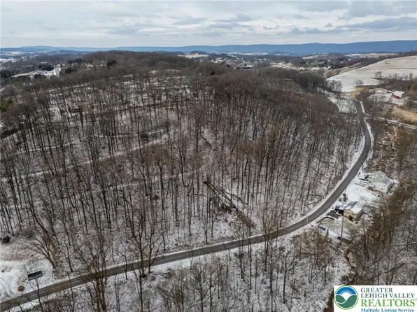 6338 Hickory Rd, Slatington, PA 18080