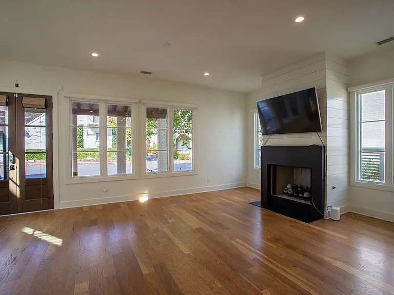 130 2nd St — Photo 3