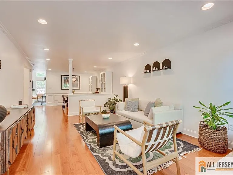 403 Somerset Ct — Photo 2