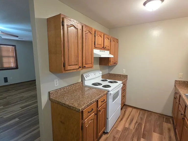 716 S Greenwich Ave — Photo 4
