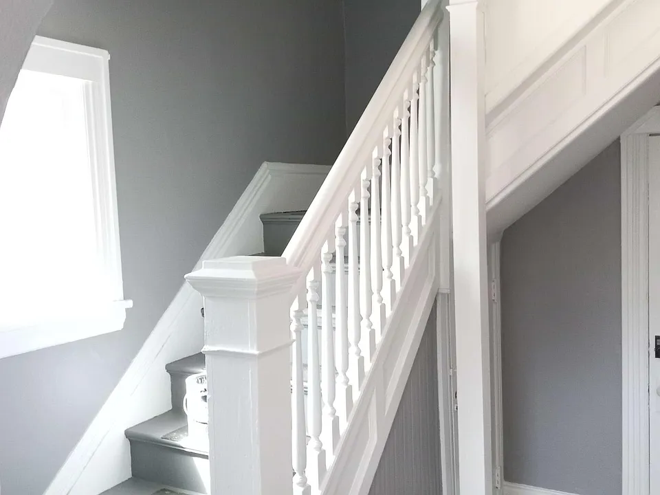 Steps from front entry to apartment