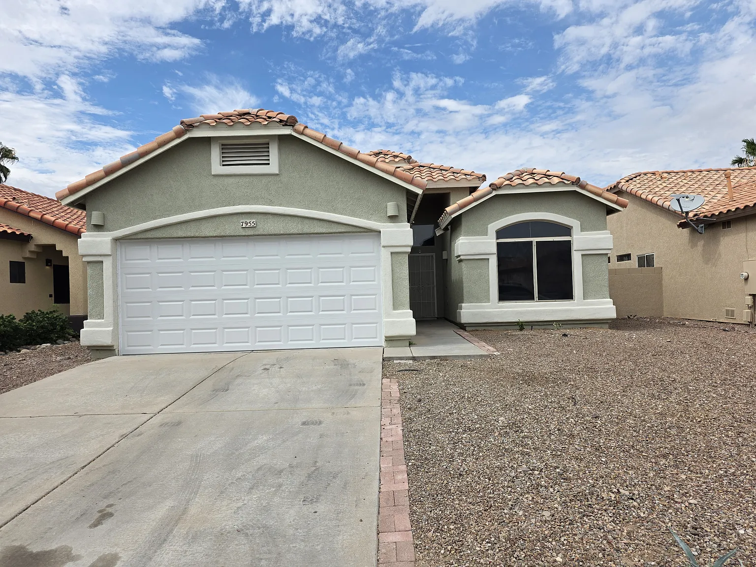 3 bed, 1369 sqft, $2,100 — Photo 1