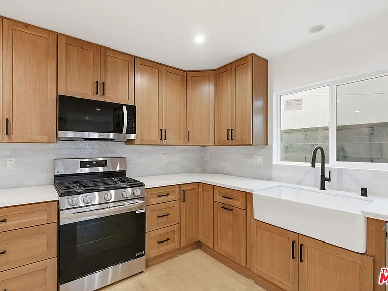 3431 Edgehill Dr — Photo 9