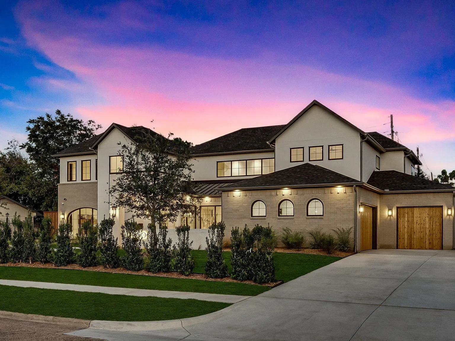 5 bed, 6.5 bath, 6100 sqft, $28,000 — Photo 3